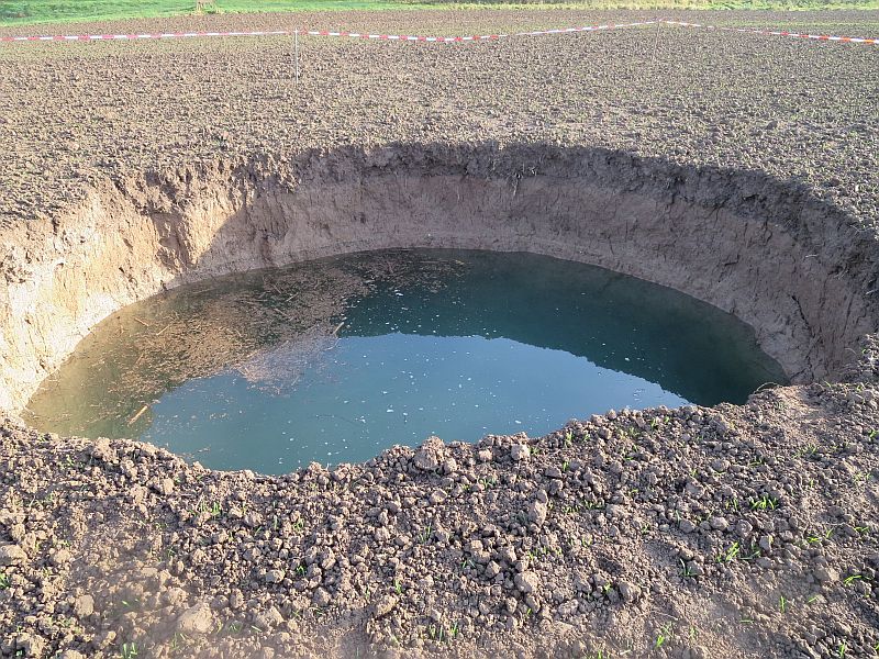 Mit Grundwasser gefüllter Erdfall bei Kunitz